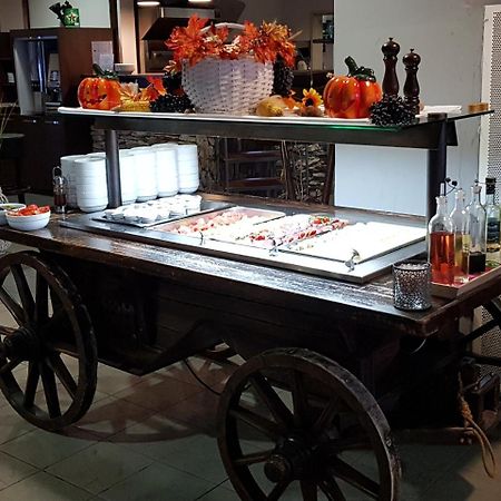 Hotel Erasmus Постойна Экстерьер фото