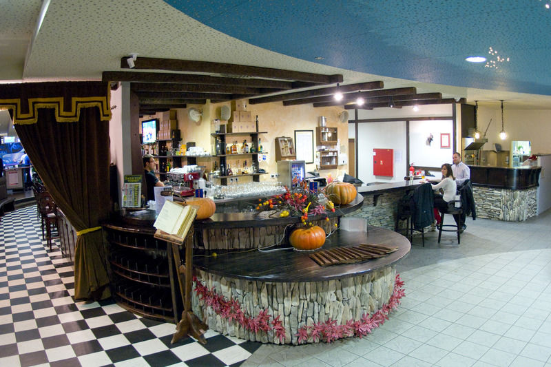 Hotel Erasmus Постойна Экстерьер фото
