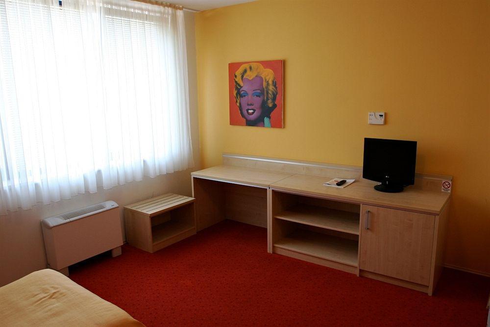 Hotel Erasmus Постойна Экстерьер фото