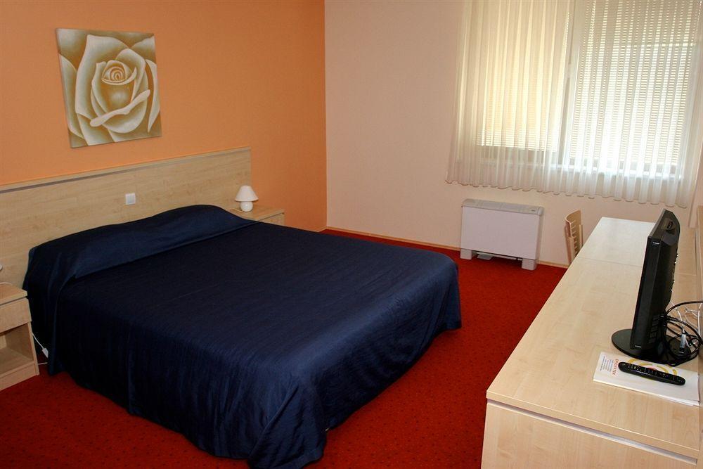 Hotel Erasmus Постойна Экстерьер фото