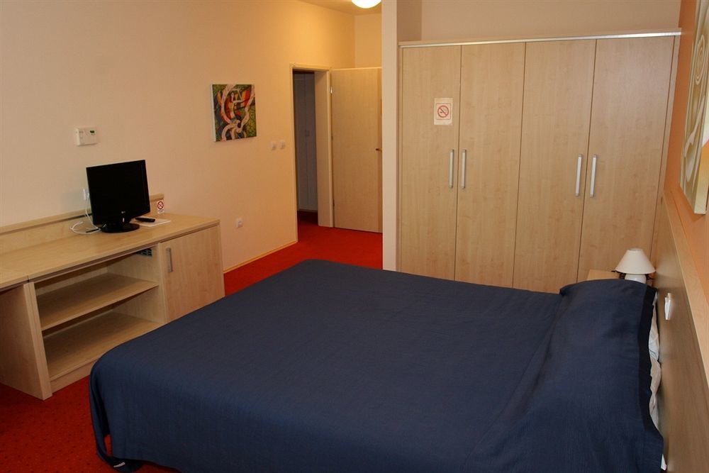 Hotel Erasmus Постойна Экстерьер фото
