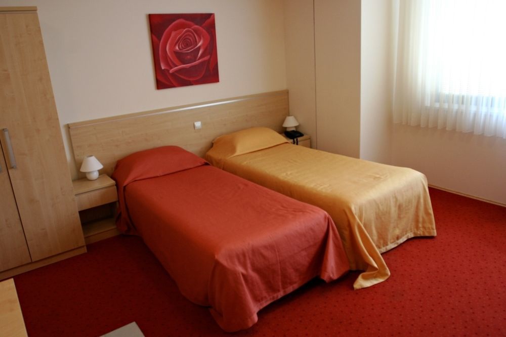 Hotel Erasmus Постойна Экстерьер фото