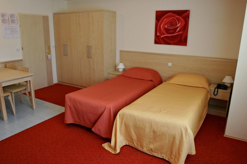 Hotel Erasmus Постойна Экстерьер фото