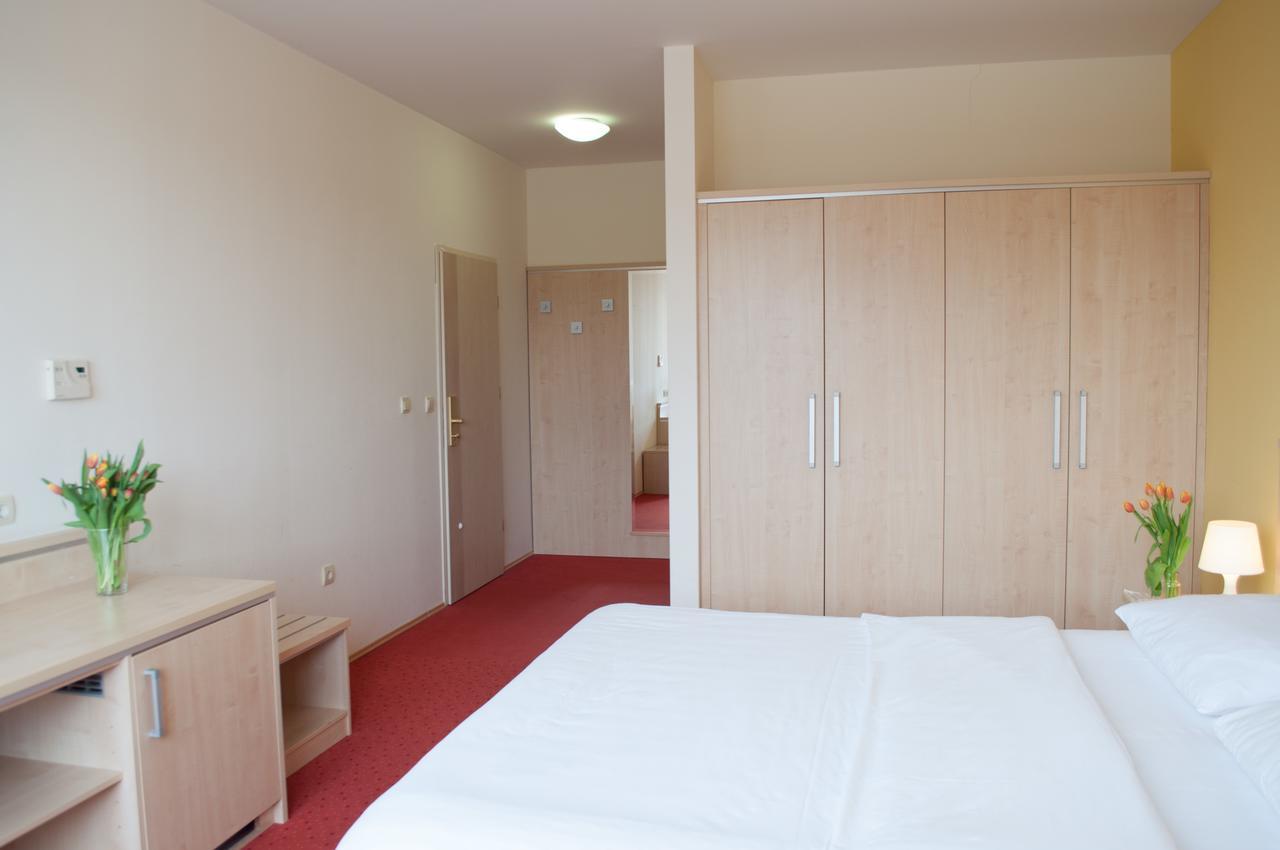 Hotel Erasmus Постойна Экстерьер фото