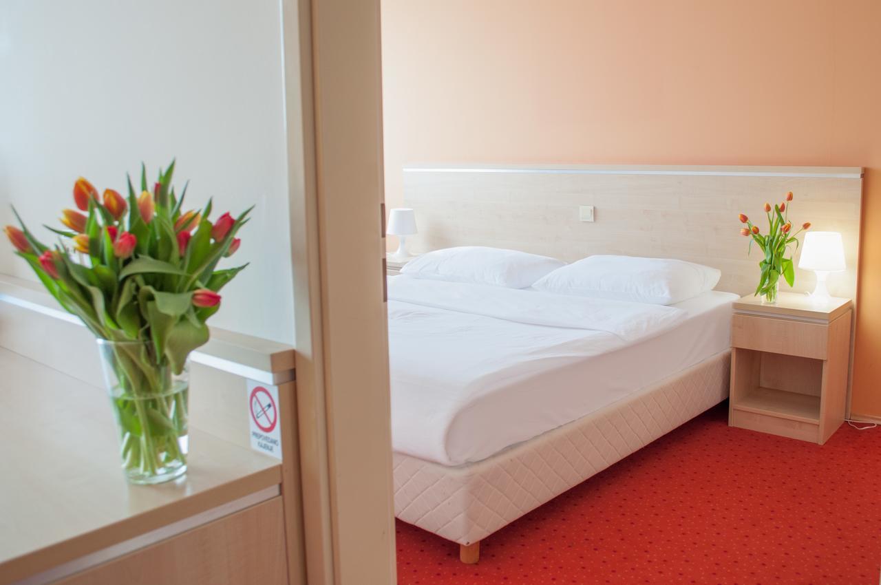 Hotel Erasmus Постойна Экстерьер фото