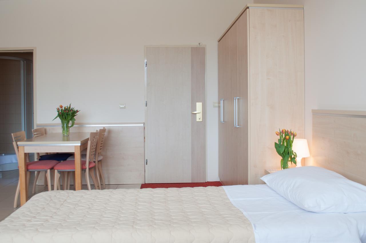 Hotel Erasmus Постойна Экстерьер фото