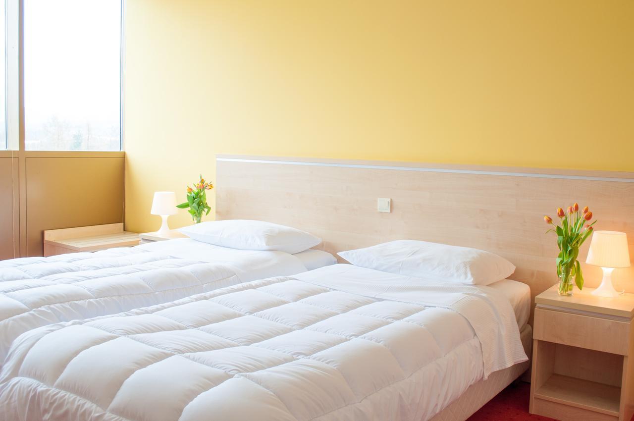Hotel Erasmus Постойна Экстерьер фото