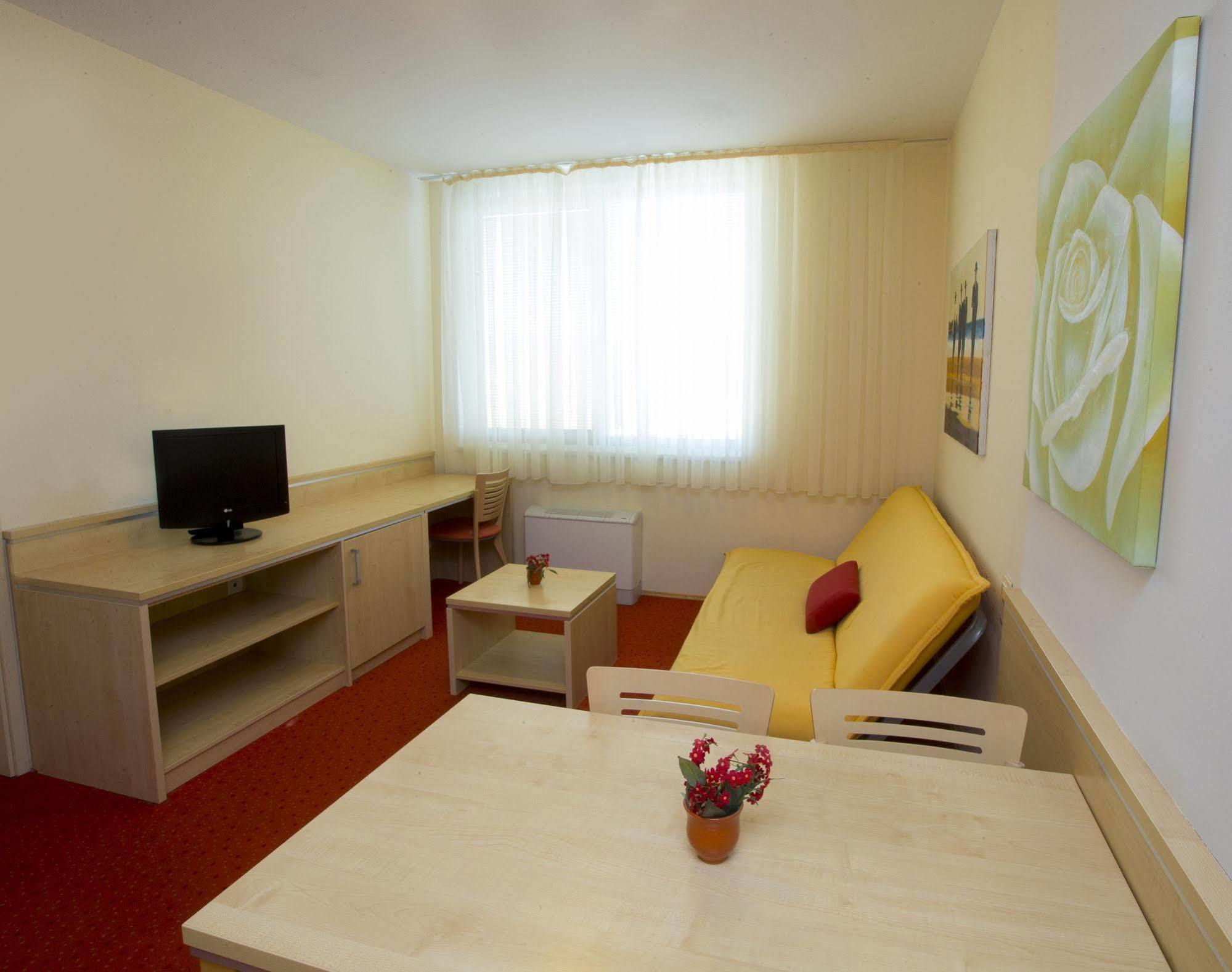 Hotel Erasmus Постойна Экстерьер фото