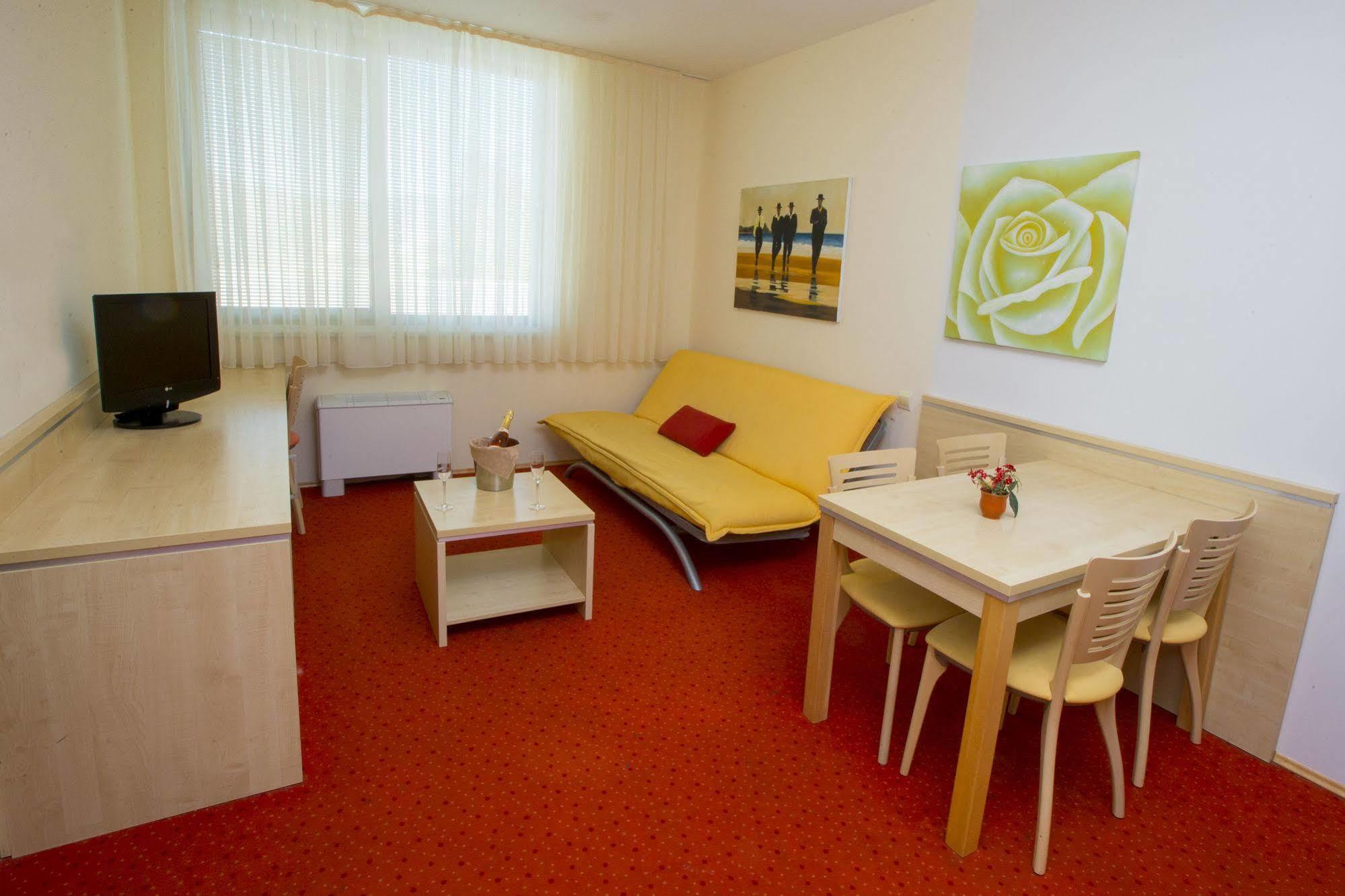 Hotel Erasmus Постойна Экстерьер фото
