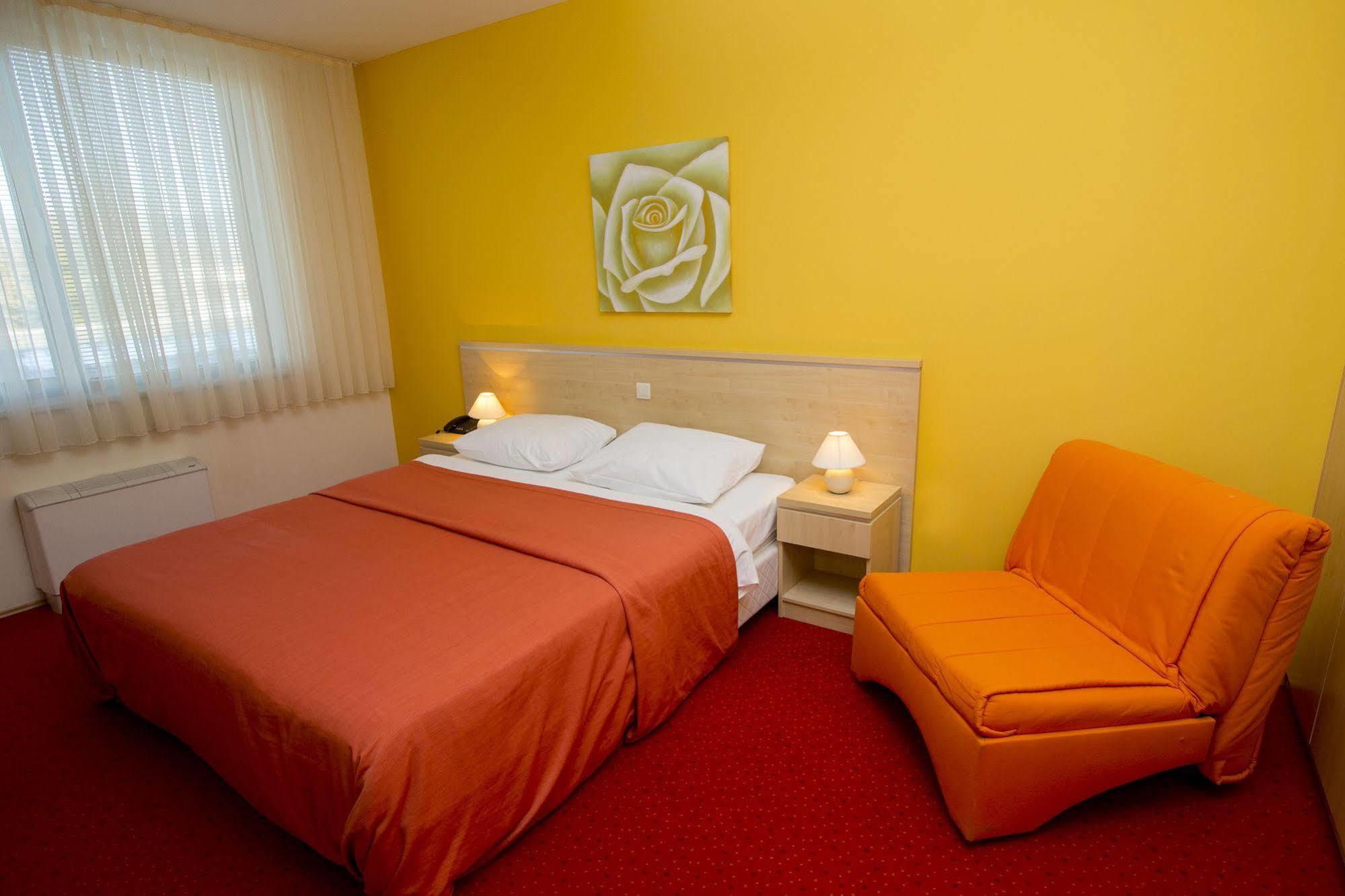 Hotel Erasmus Постойна Экстерьер фото