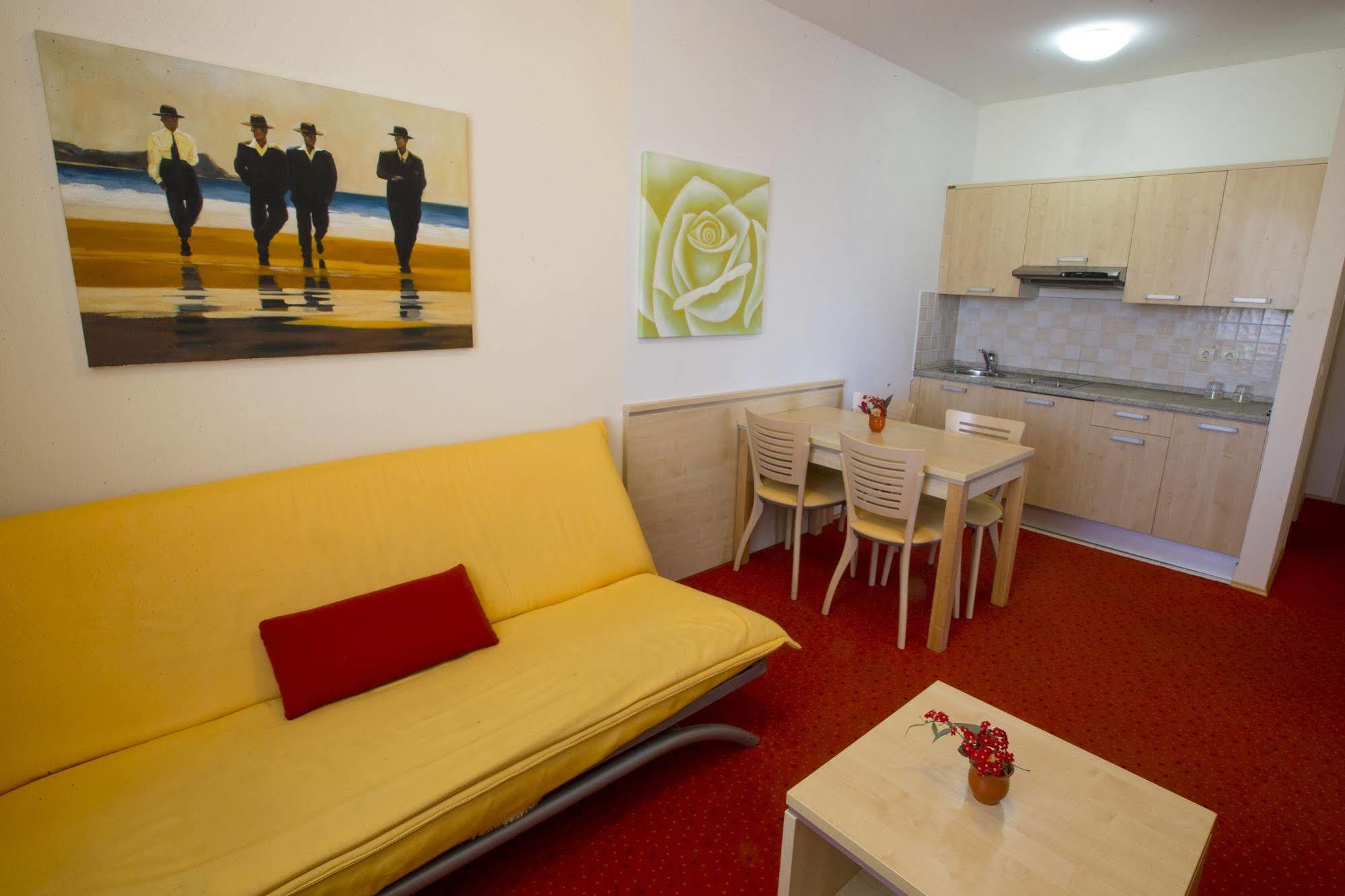 Hotel Erasmus Постойна Экстерьер фото