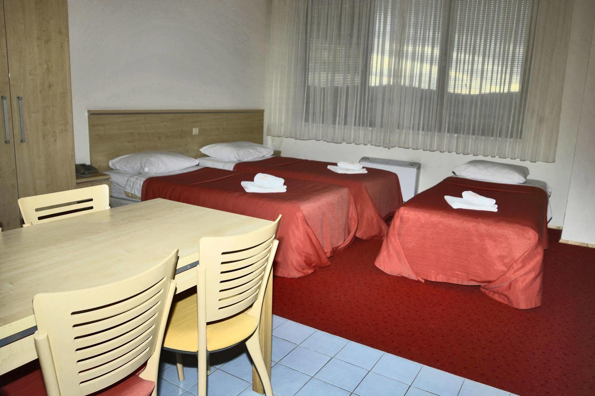 Hotel Erasmus Постойна Экстерьер фото