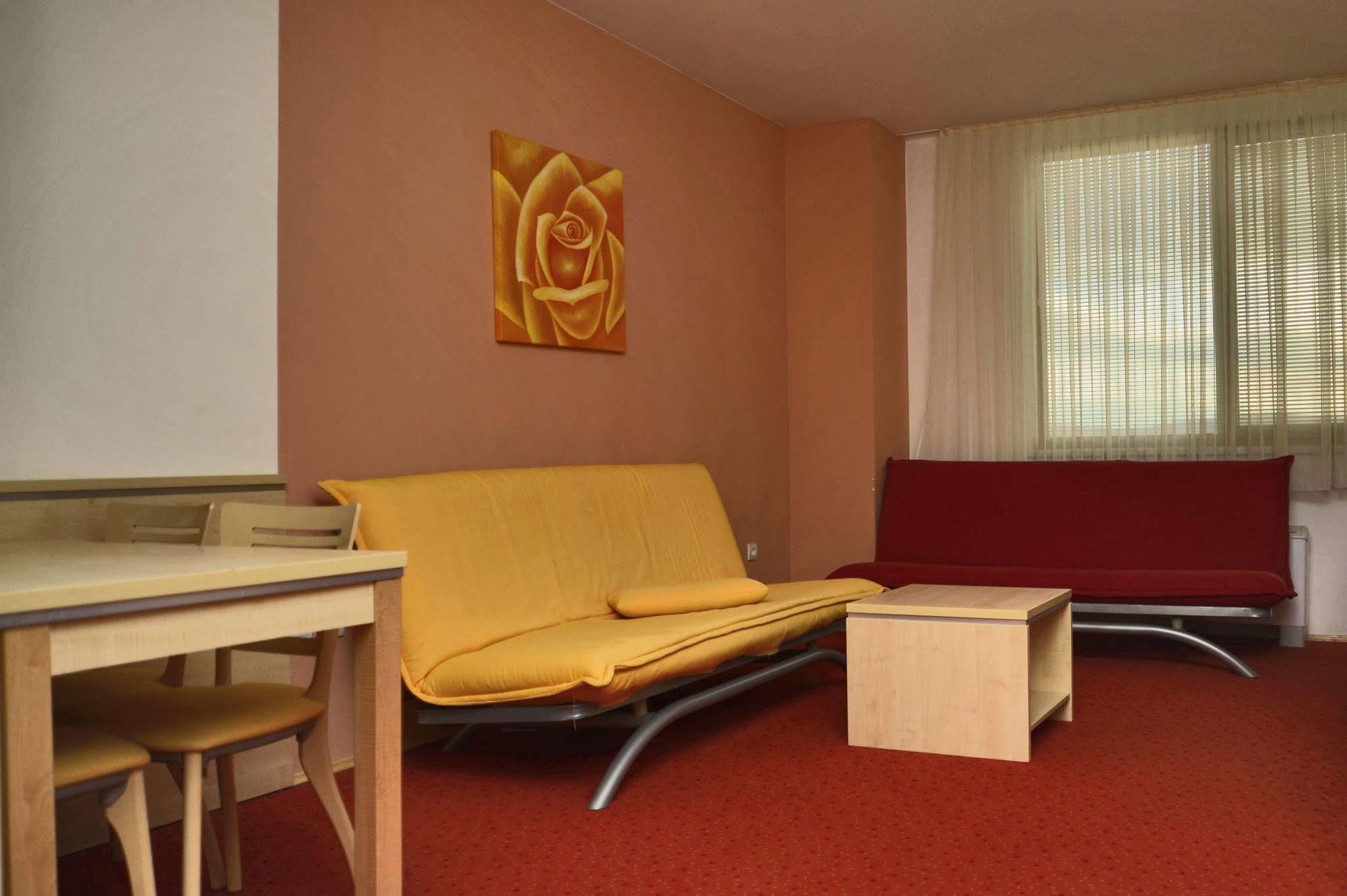 Hotel Erasmus Постойна Экстерьер фото