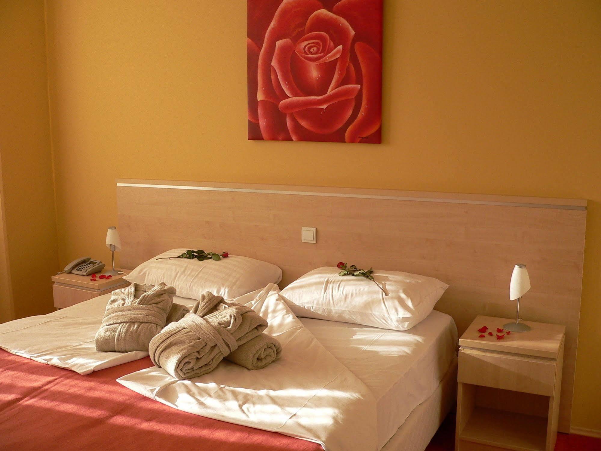 Hotel Erasmus Постойна Экстерьер фото