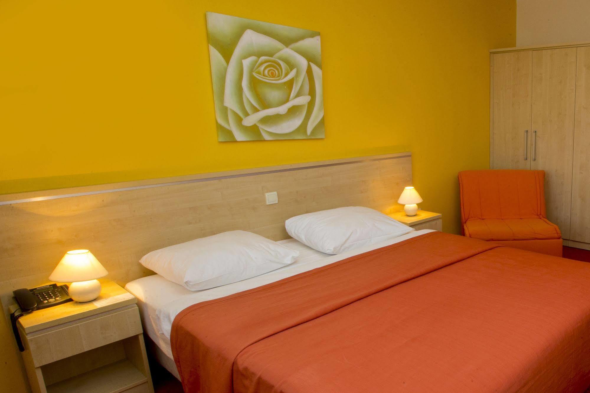 Hotel Erasmus Постойна Экстерьер фото
