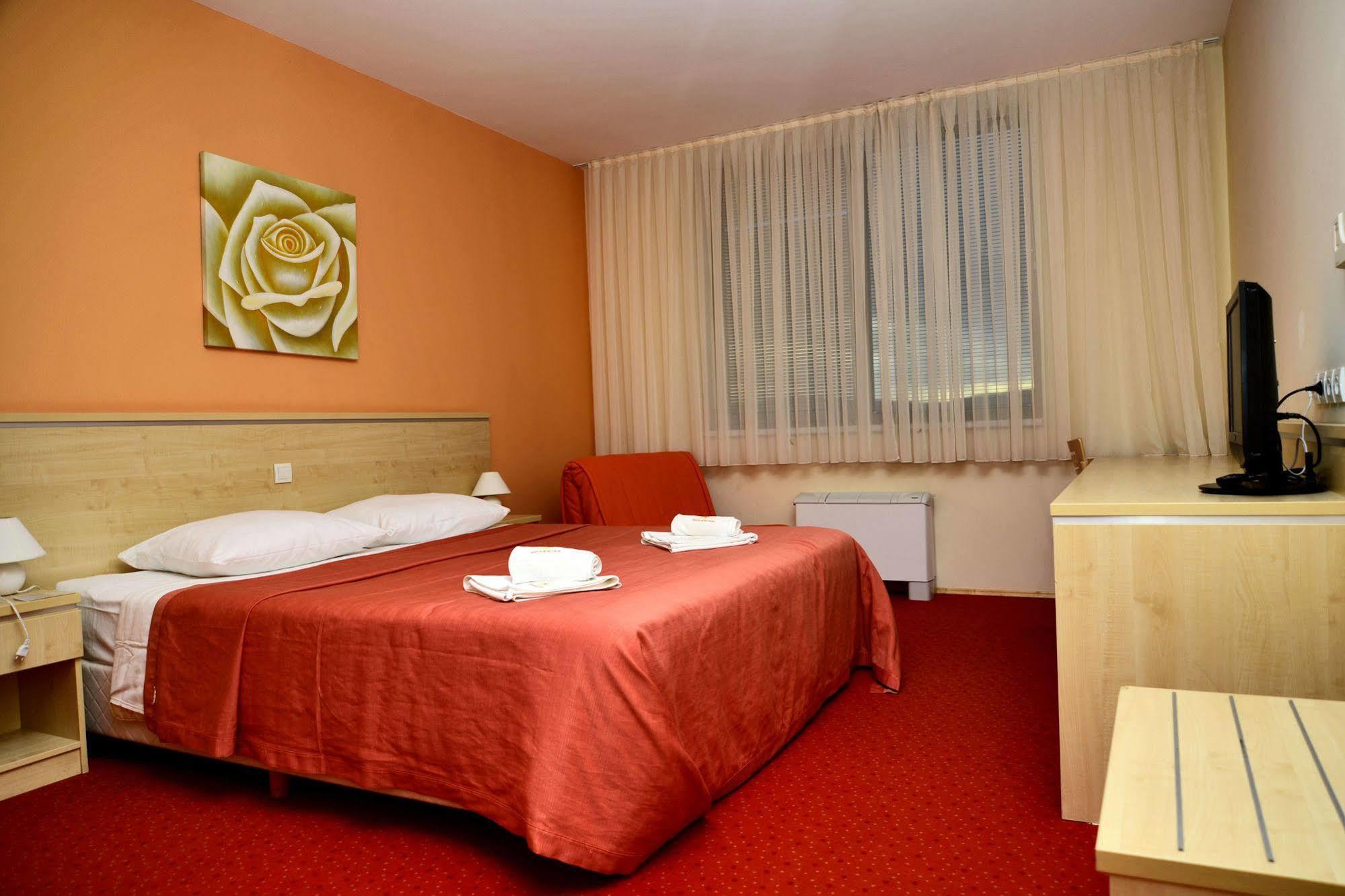 Hotel Erasmus Постойна Экстерьер фото