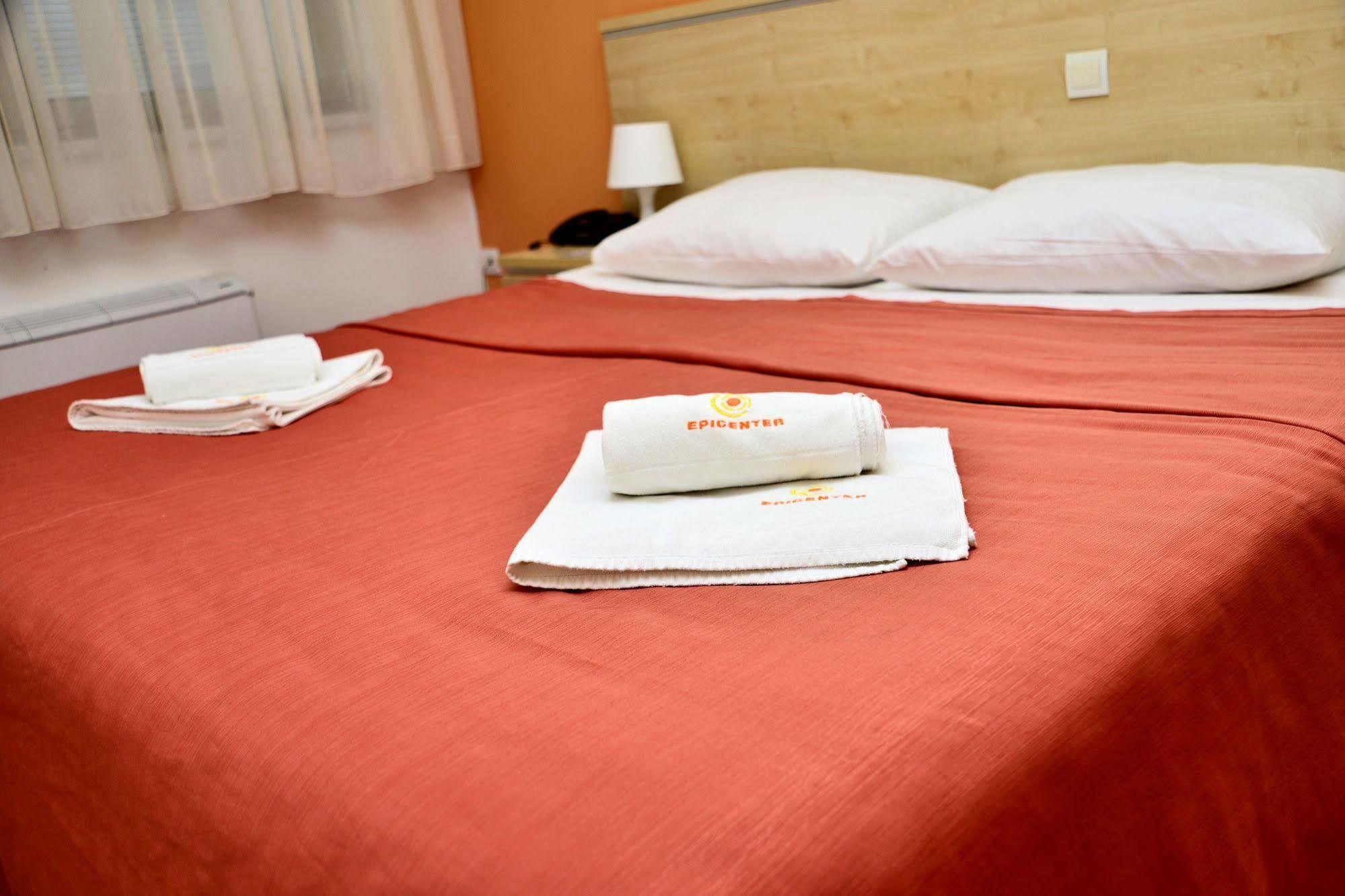 Hotel Erasmus Постойна Экстерьер фото