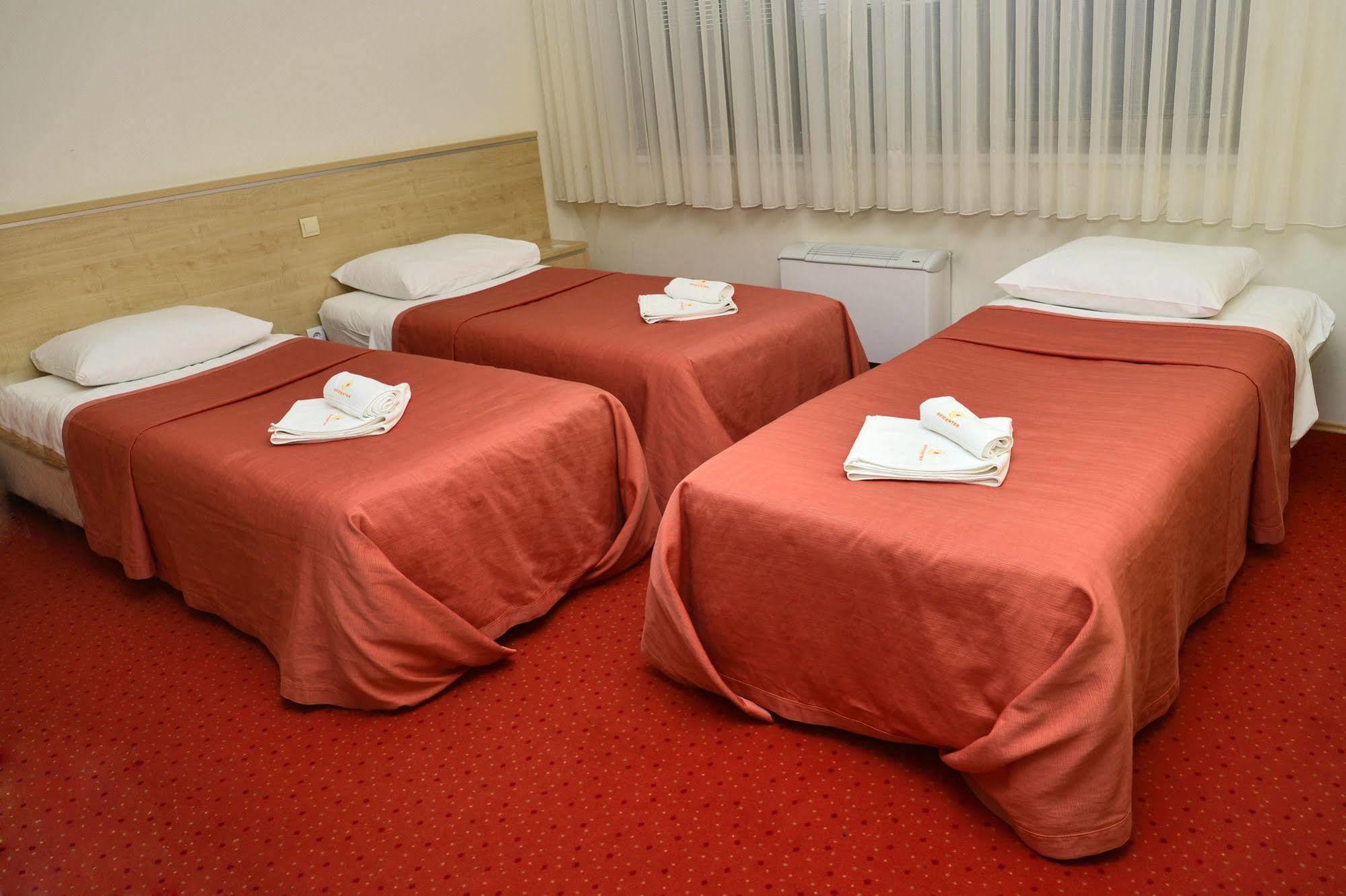 Hotel Erasmus Постойна Экстерьер фото