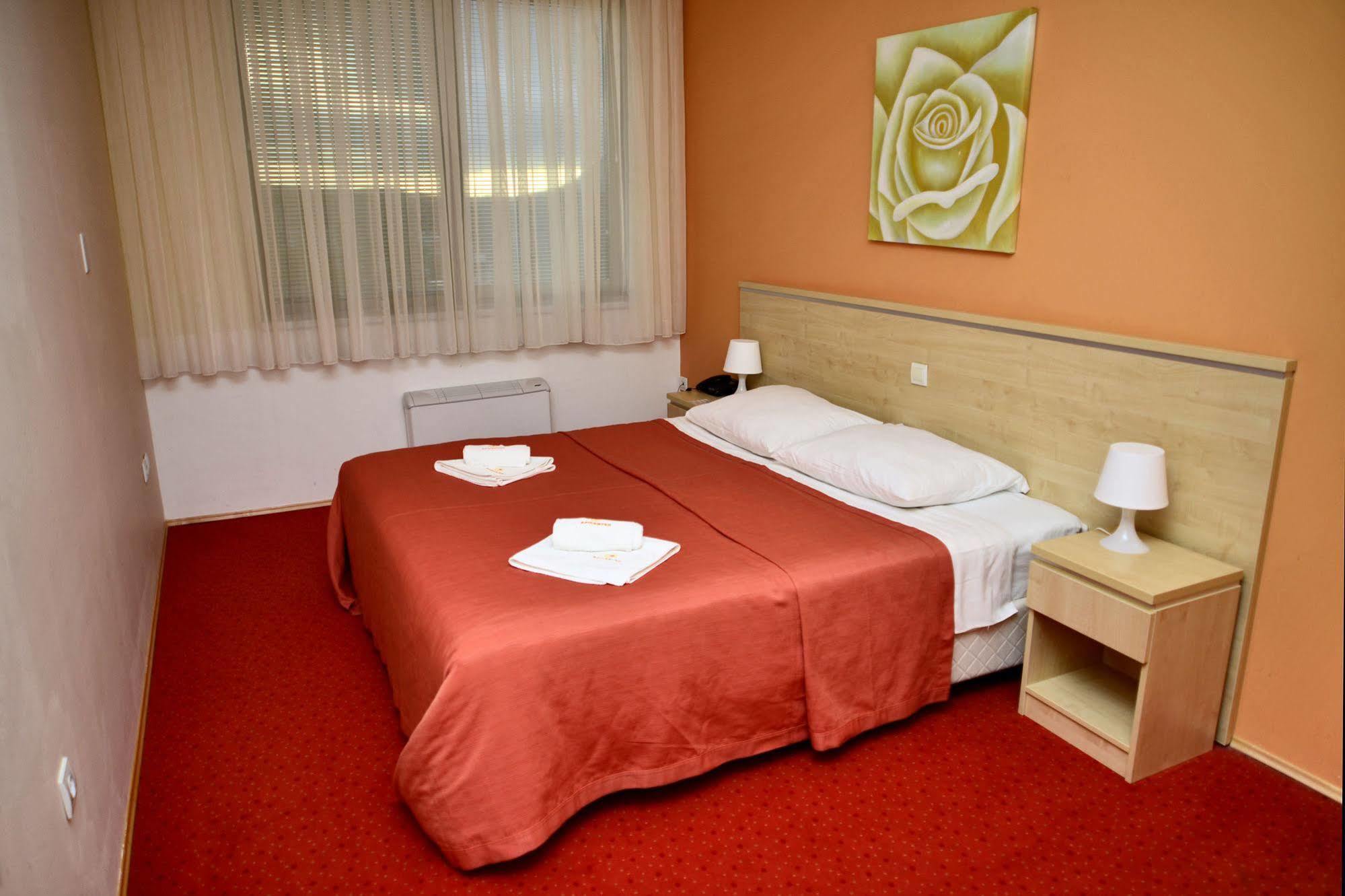 Hotel Erasmus Постойна Экстерьер фото