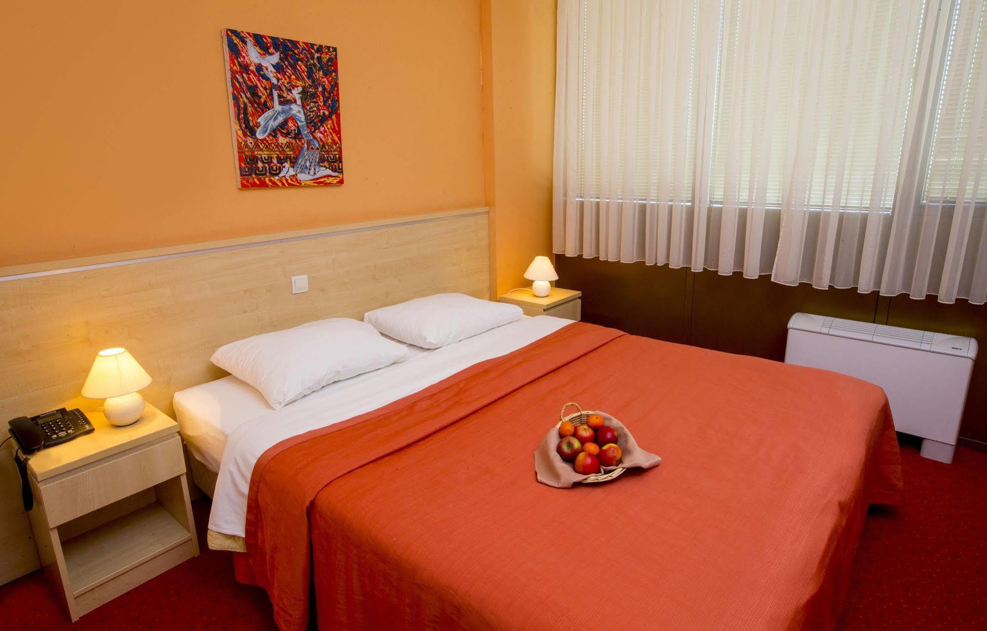 Hotel Erasmus Постойна Экстерьер фото