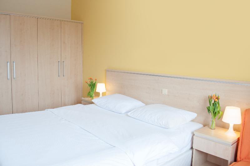 Hotel Erasmus Постойна Экстерьер фото